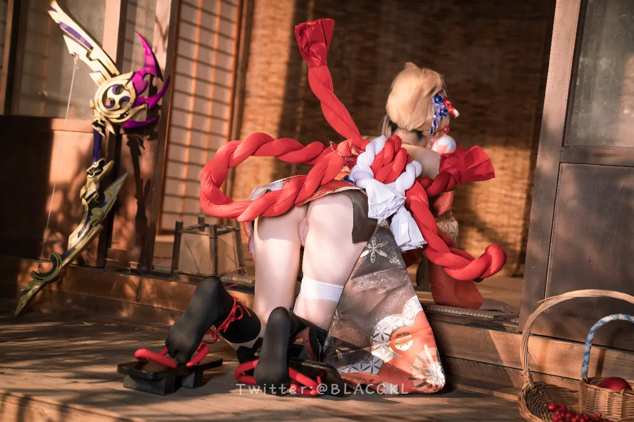 Blacqkl (白莉爱吃巧克力) cosplay Yoimiya - Genshin Impact by 白莉爱吃巧克力